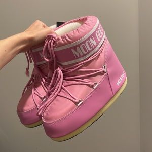 NWT Moon boot pink sold out online mini